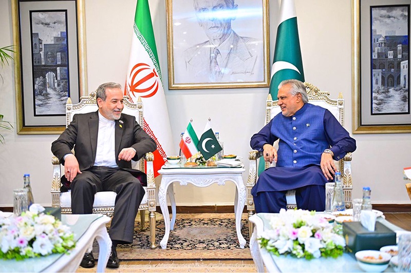 Abbas Araghchi and Mohammad Ishaq Dar.jpg
